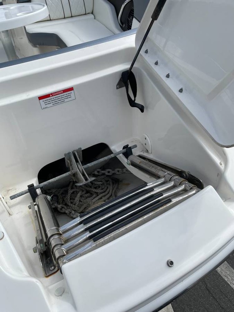 2016 Sea Ray 240 Sundeck for sale (photo 9)