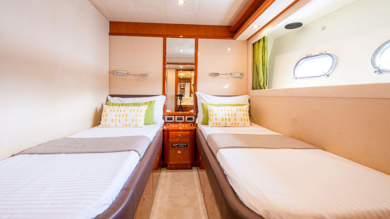 2007 Ferretti 830 Hardtop for sale (photo 10)