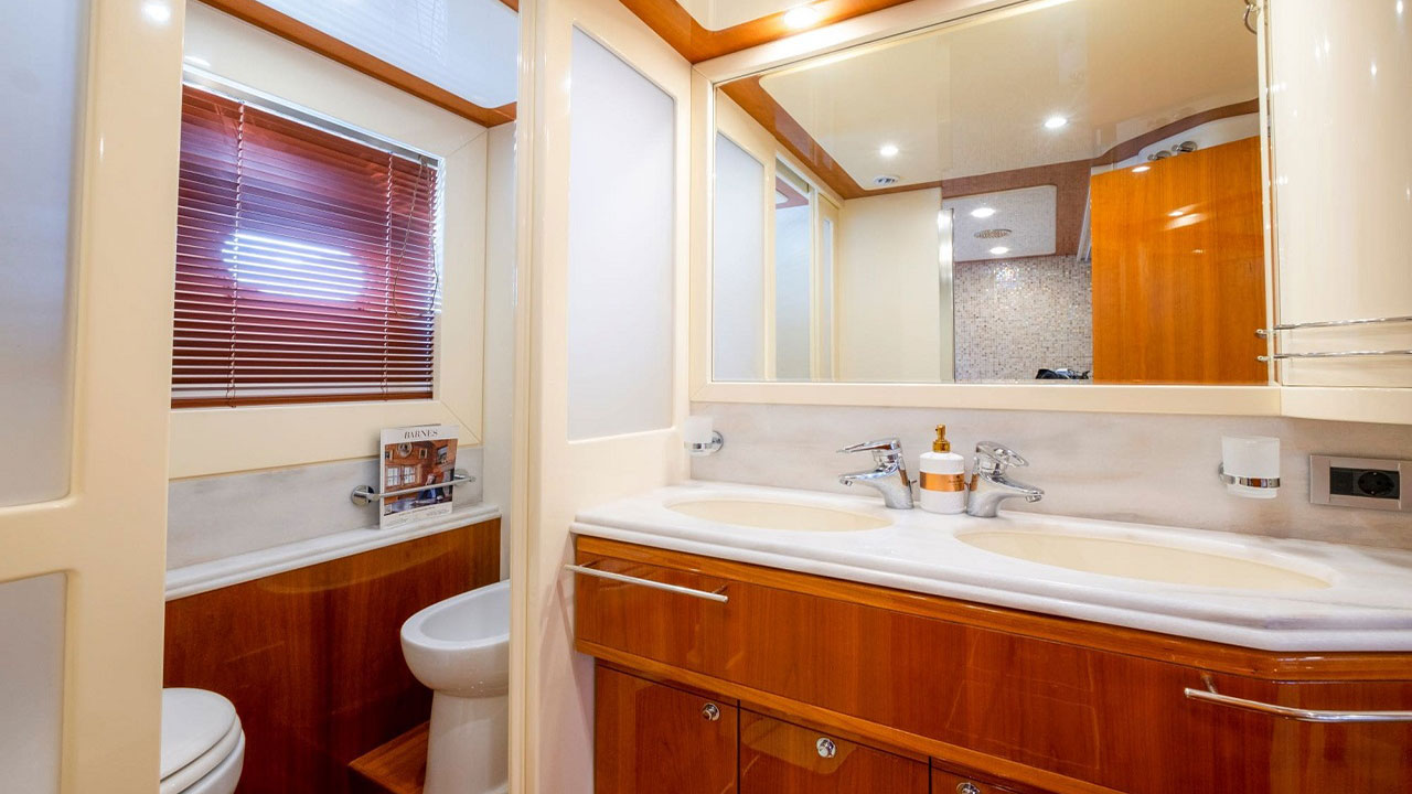 2007 Ferretti 830 Hardtop for sale (photo 12)