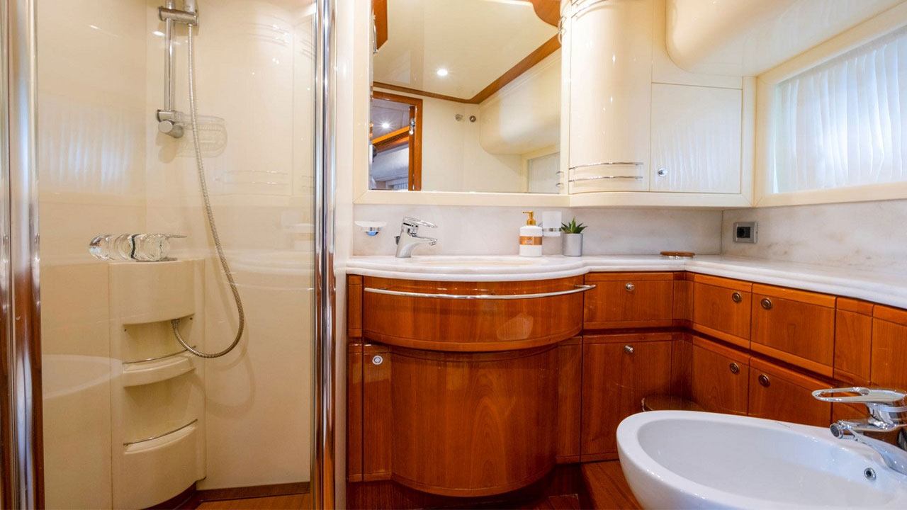 2007 Ferretti 830 Hardtop for sale (photo 13)