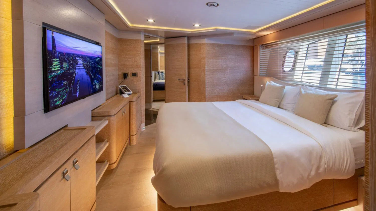 2013 Custom Line Navetta 33 te koop (photo 9)