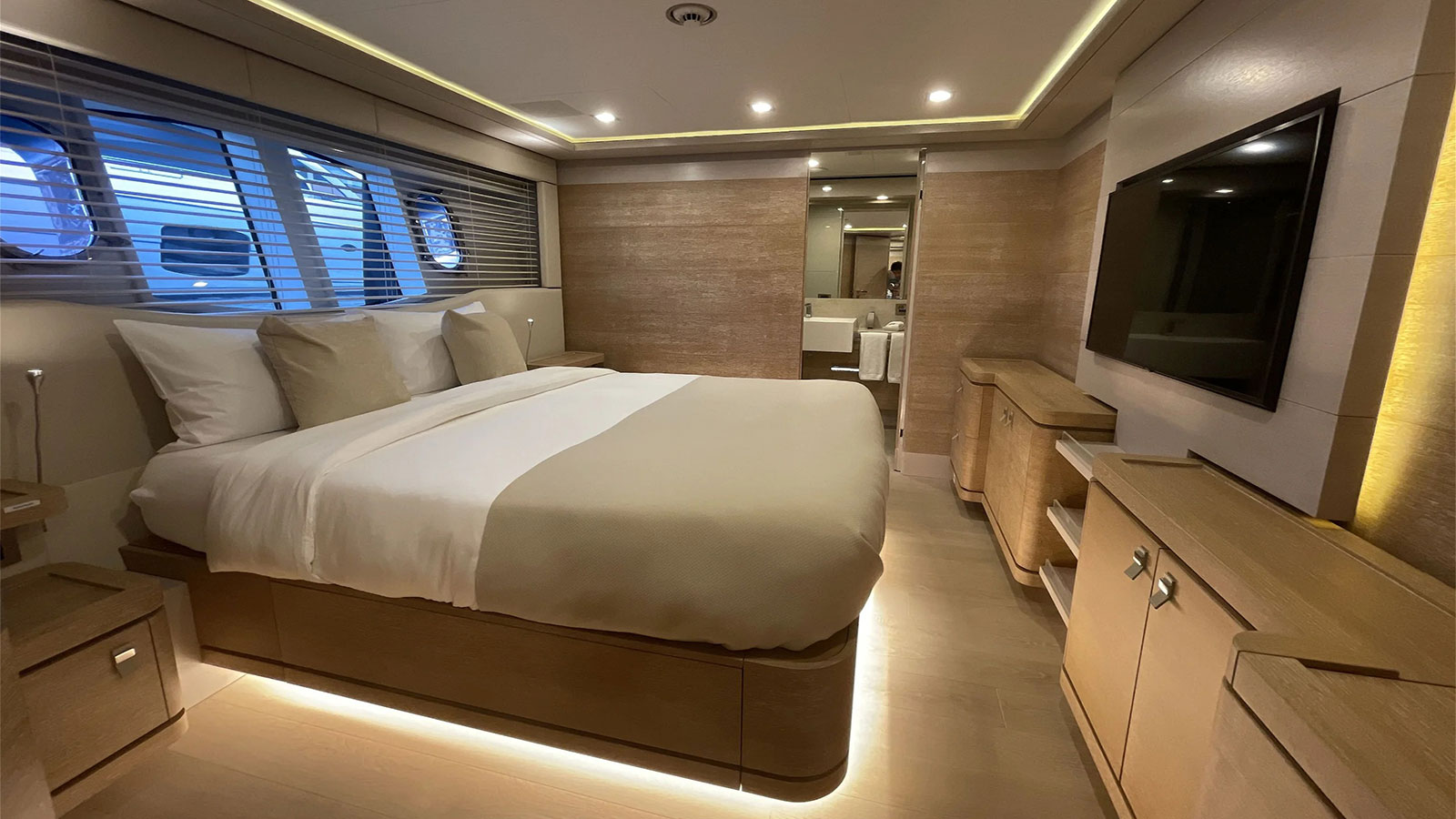 2013 Custom Line Navetta 33 te koop (photo 10)