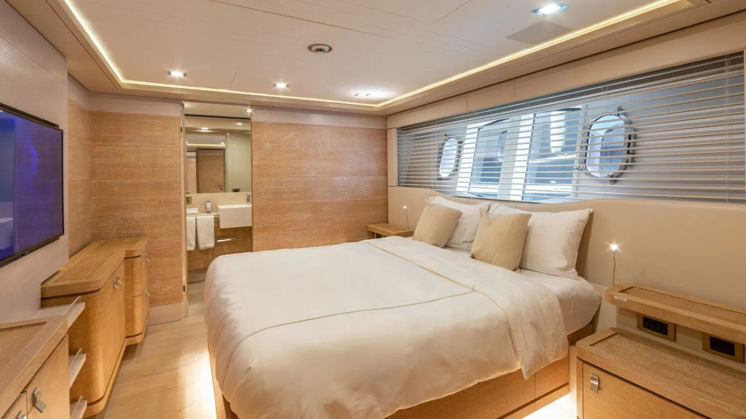 2013 Custom Line Navetta 33 te koop (photo 11)