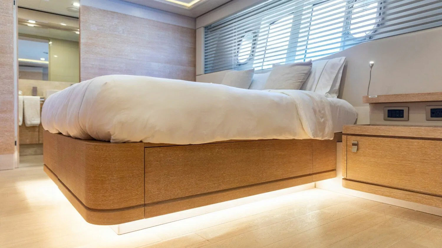 2013 Custom Line Navetta 33 te koop (photo 13)