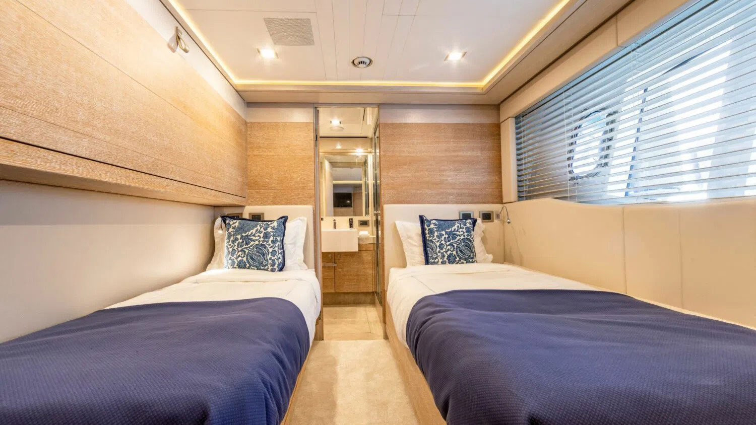 2013 Custom Line Navetta 33 te koop (photo 14)