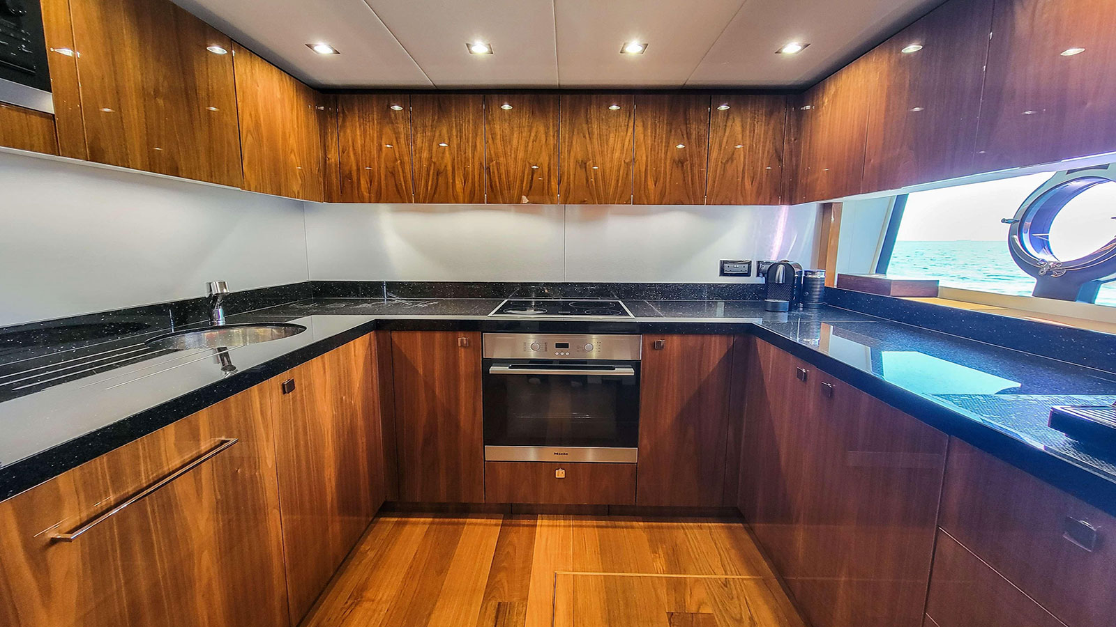 2016 Sunseeker 86 Yacht na sprzedaż (photo 13)