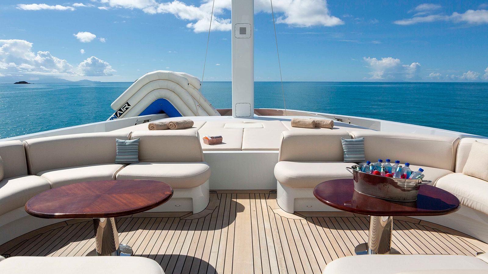 2008 Benetti La Blanca for charter (photo 24)