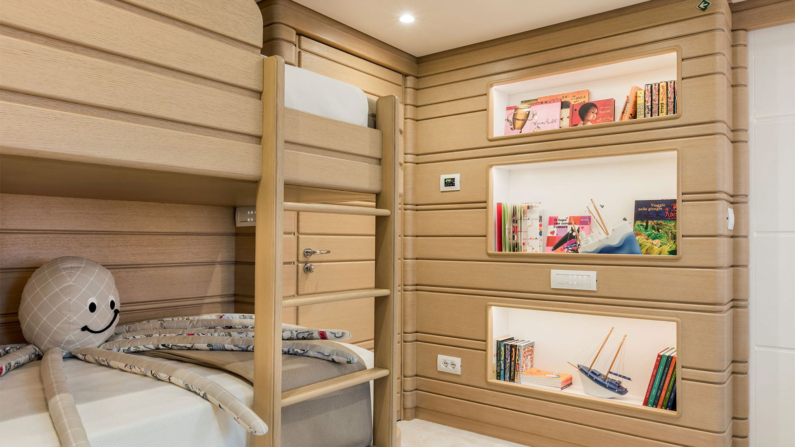 2016 Benetti Moca for charter (photo 19)