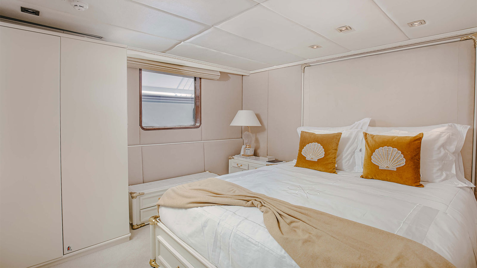 1987 Dauphin Yachts Itoto zu chartern (photo 11)