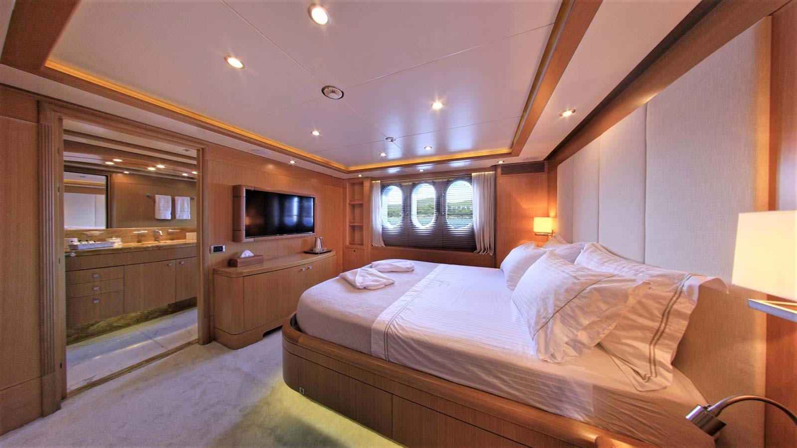 2006 Benetti Grande Amore for charter (photo 15)