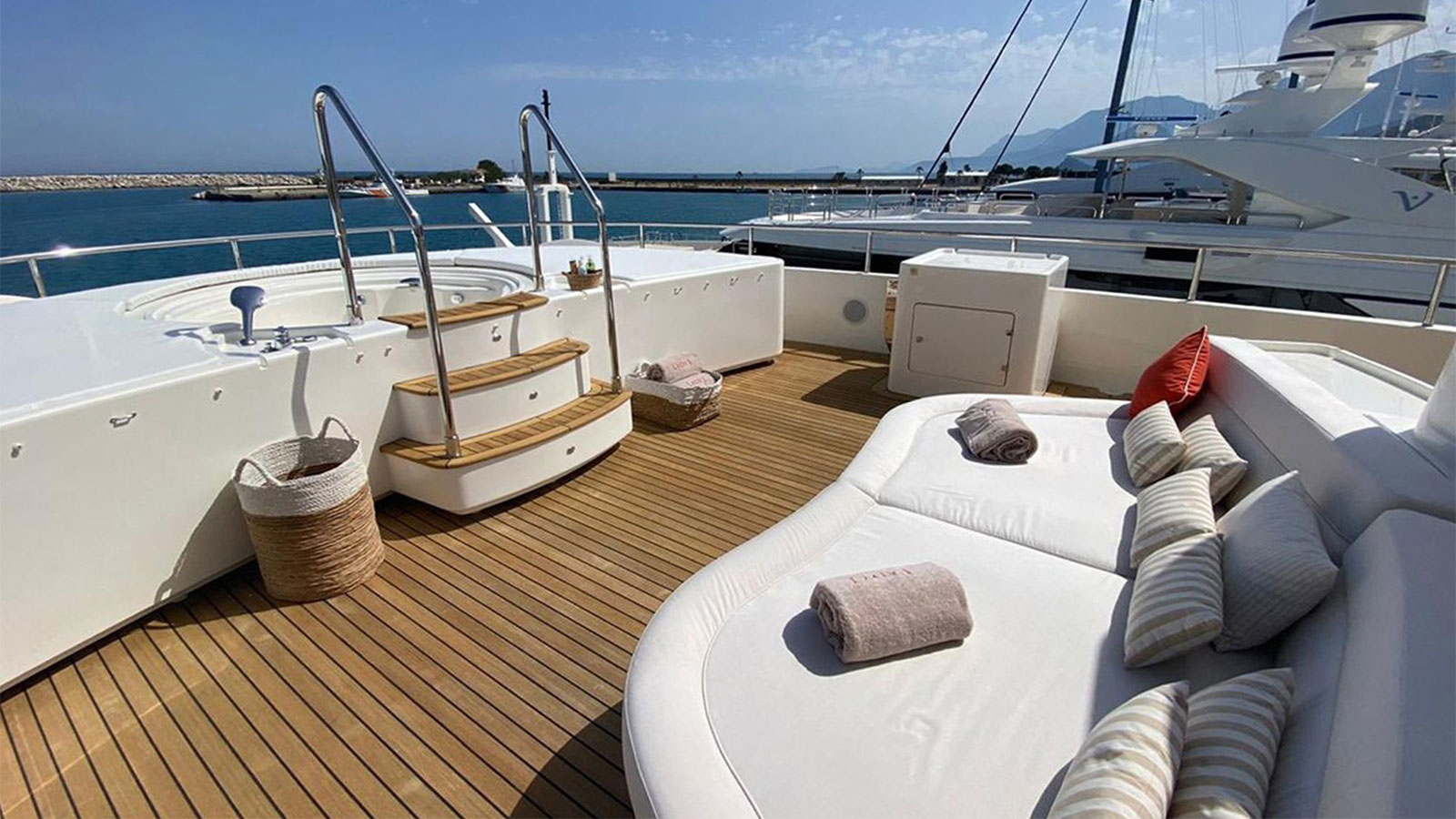 2008 CRN Ancona Lady I for charter (photo 20)