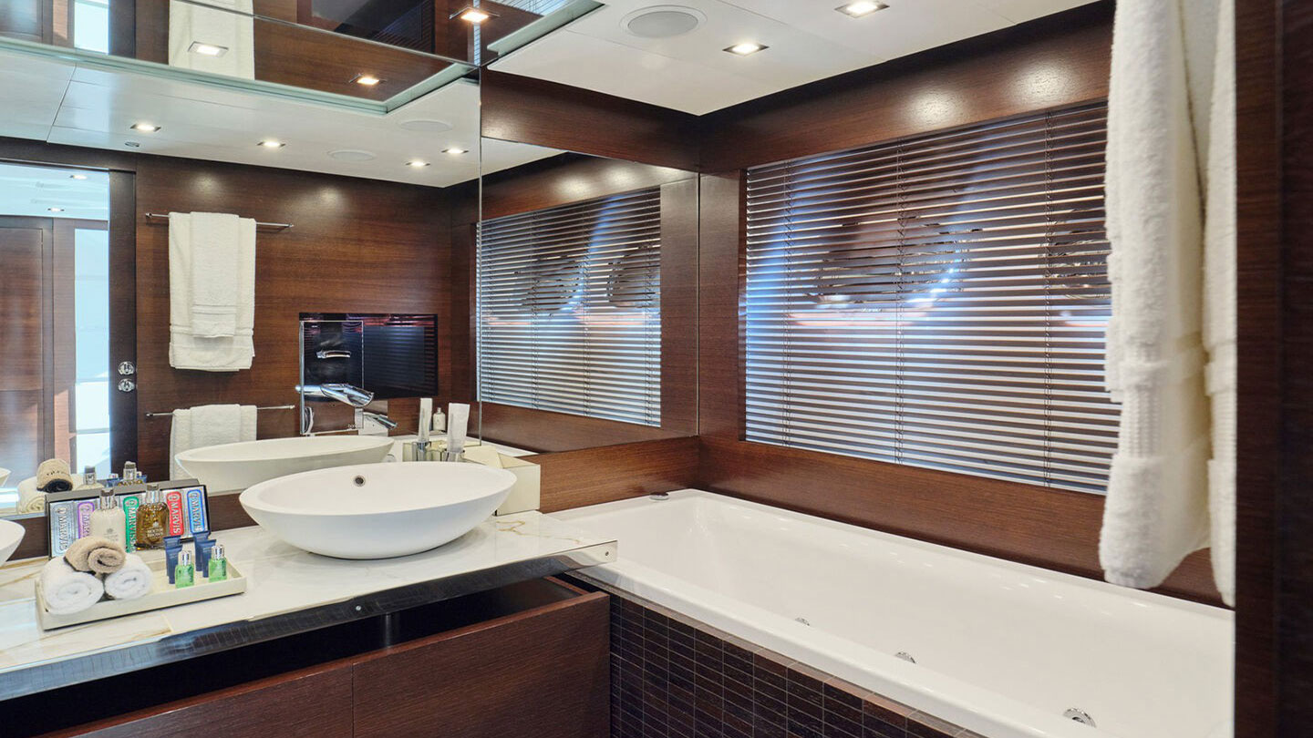 2009 Couach Yachts Hakuna Matata for charter (photo 13)