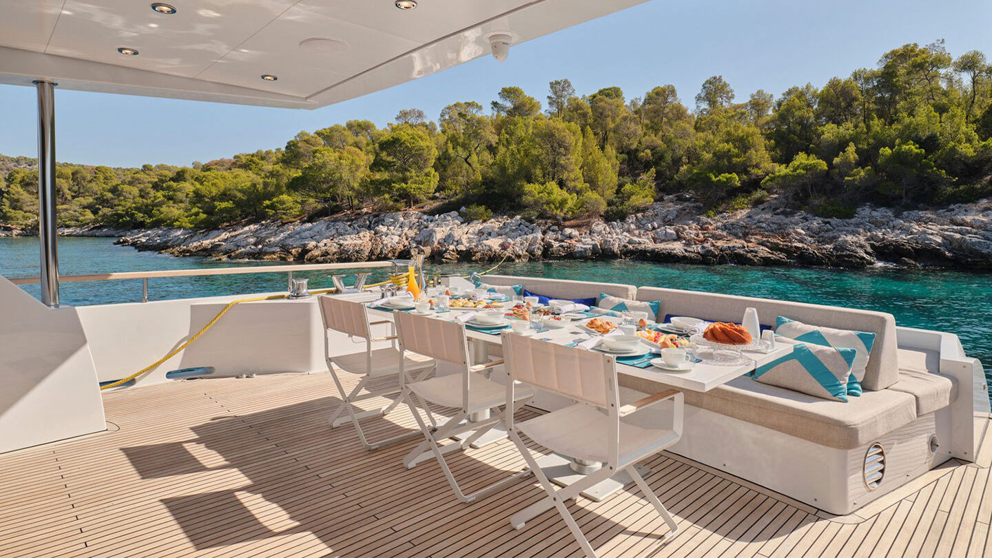 2009 Couach Yachts Hakuna Matata for charter (photo 18)