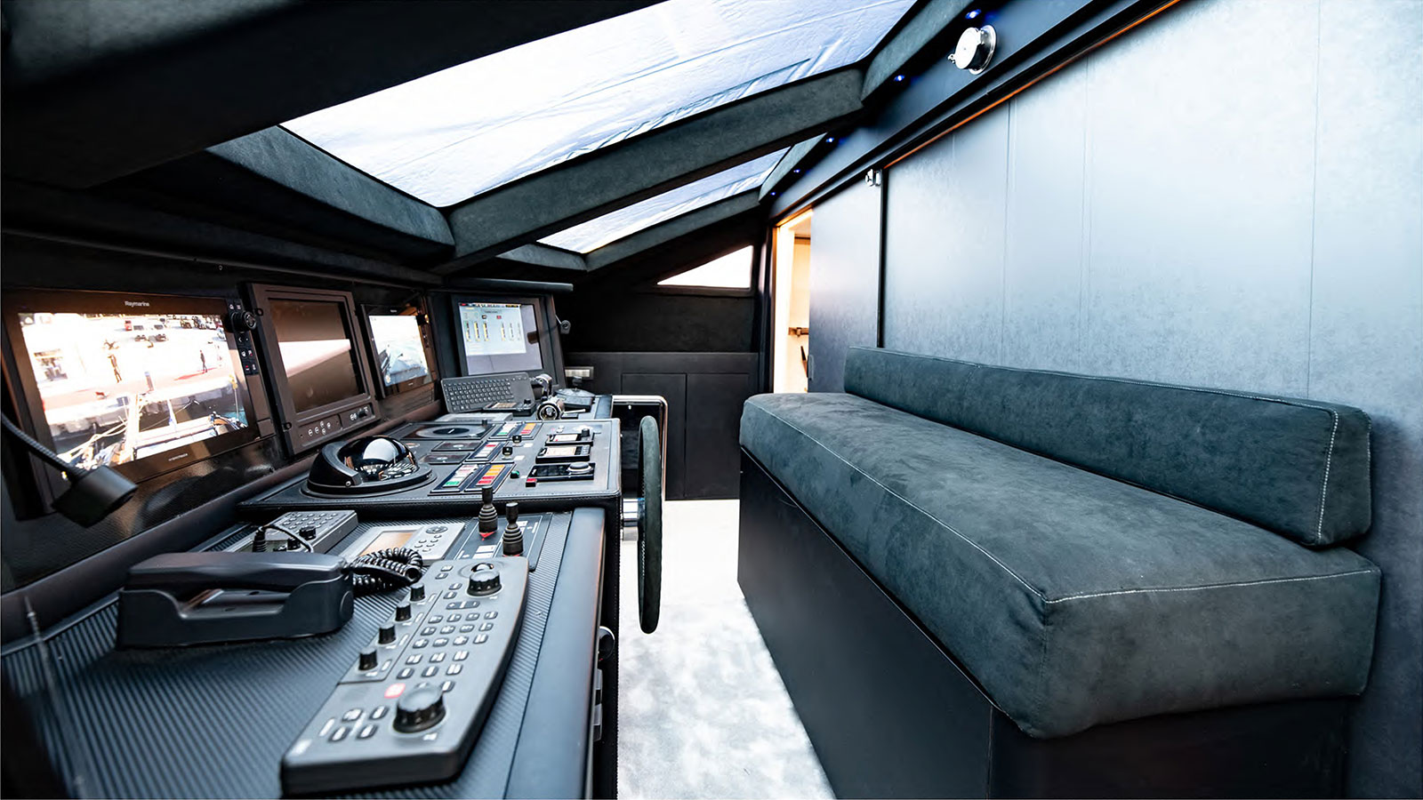 2009 Tecnomar Eva for charter (photo 6)