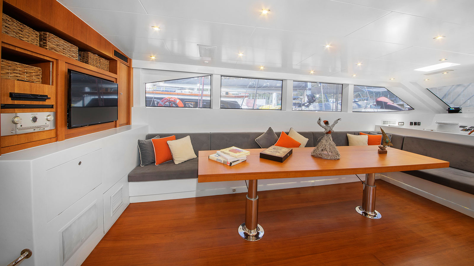2010 Valena Yachting Ubi Bene na czarter (photo 5)