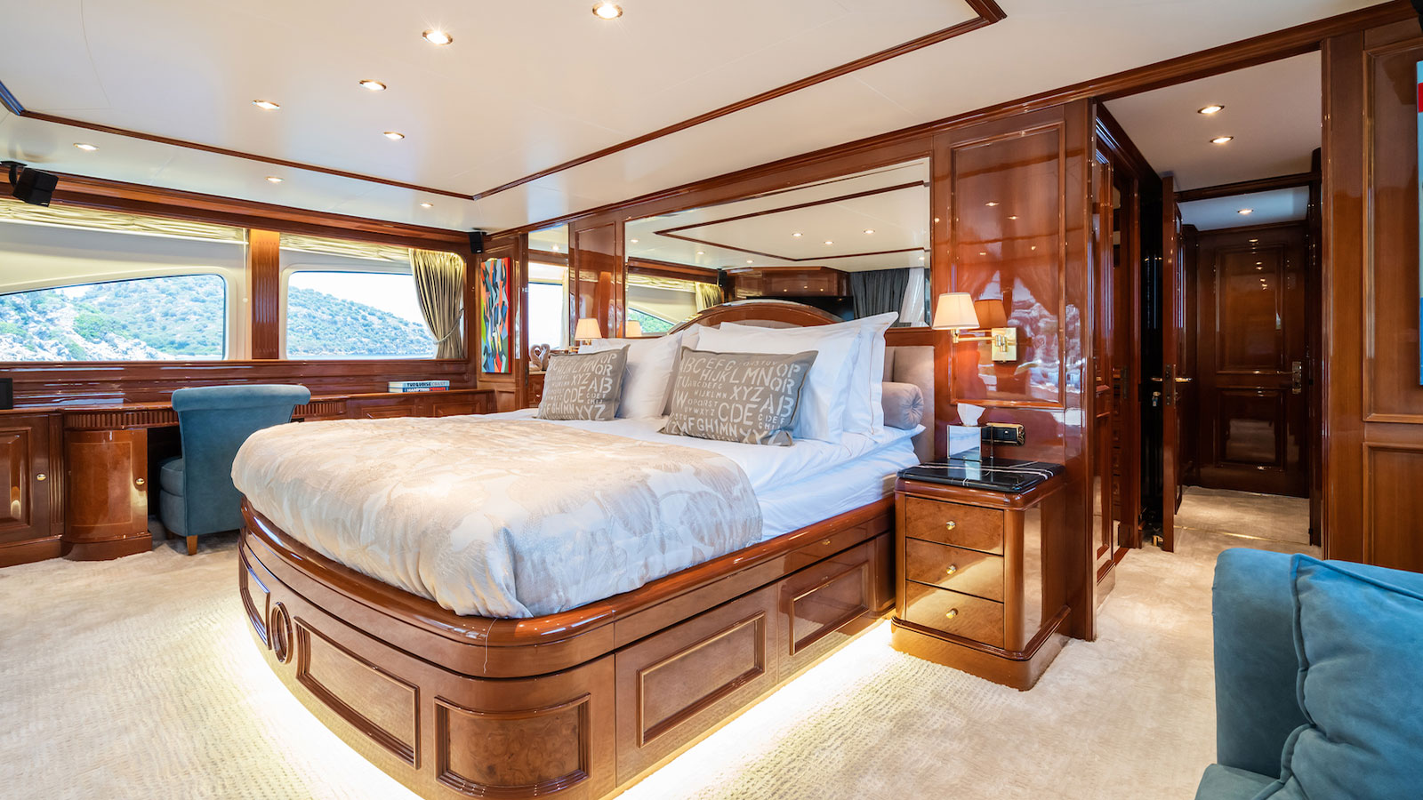 1999 Benetti Amadea te huur (photo 8)