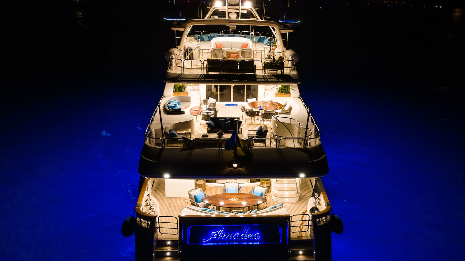 1999 Benetti Amadea te huur (photo 21)
