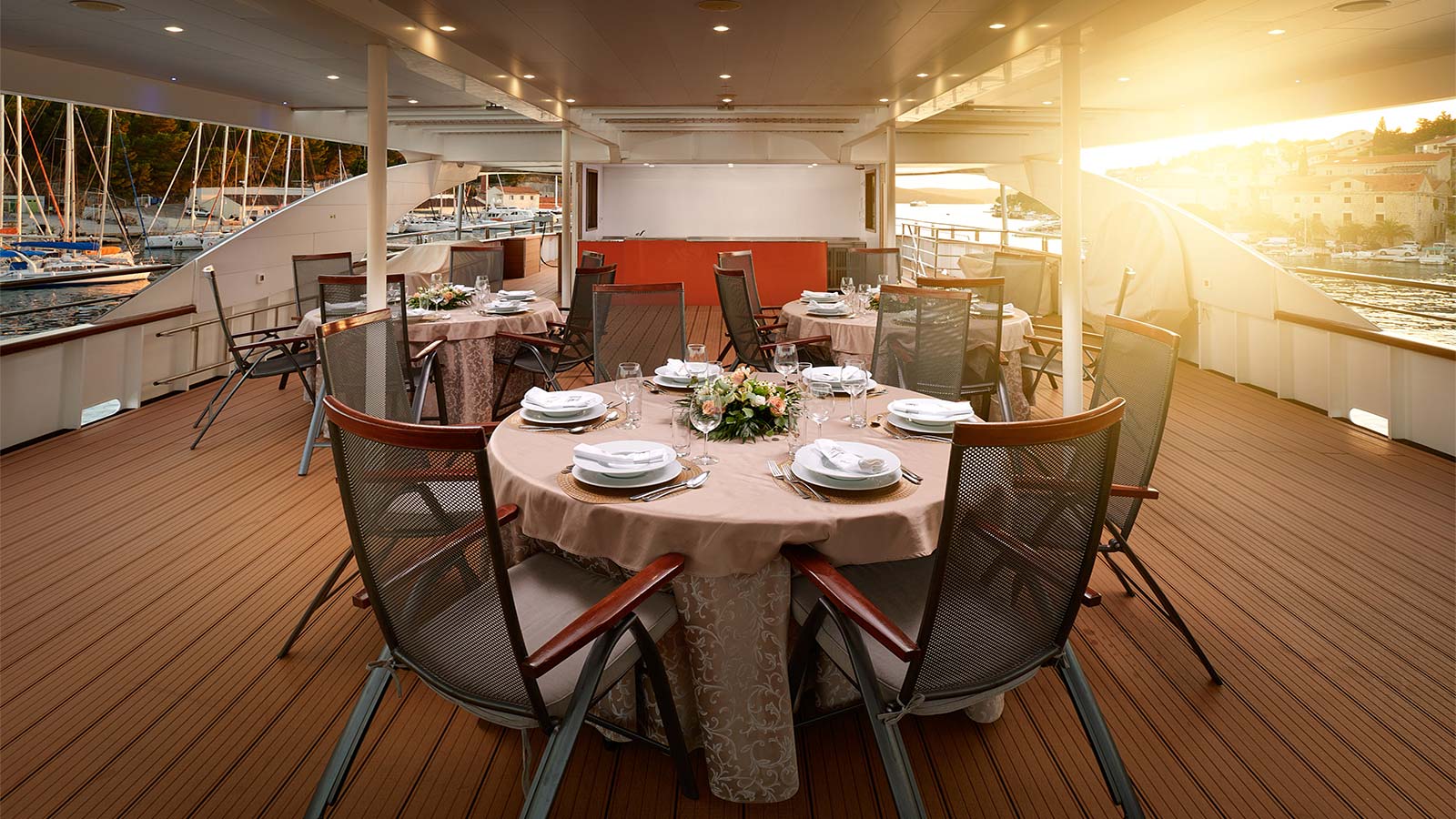 2018 Custom Built Queen Eleganza for charter (photo 5)