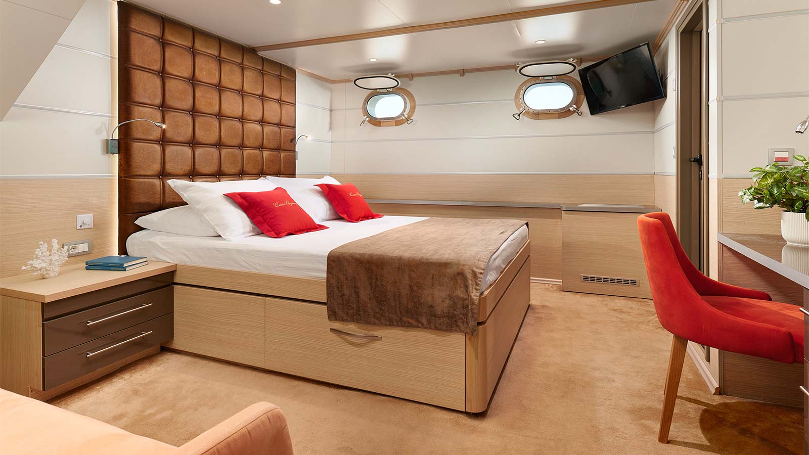 2018 Custom Built Queen Eleganza for charter (photo 6)