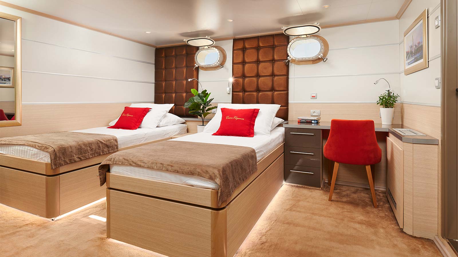 2018 Custom Built Queen Eleganza for charter (photo 7)