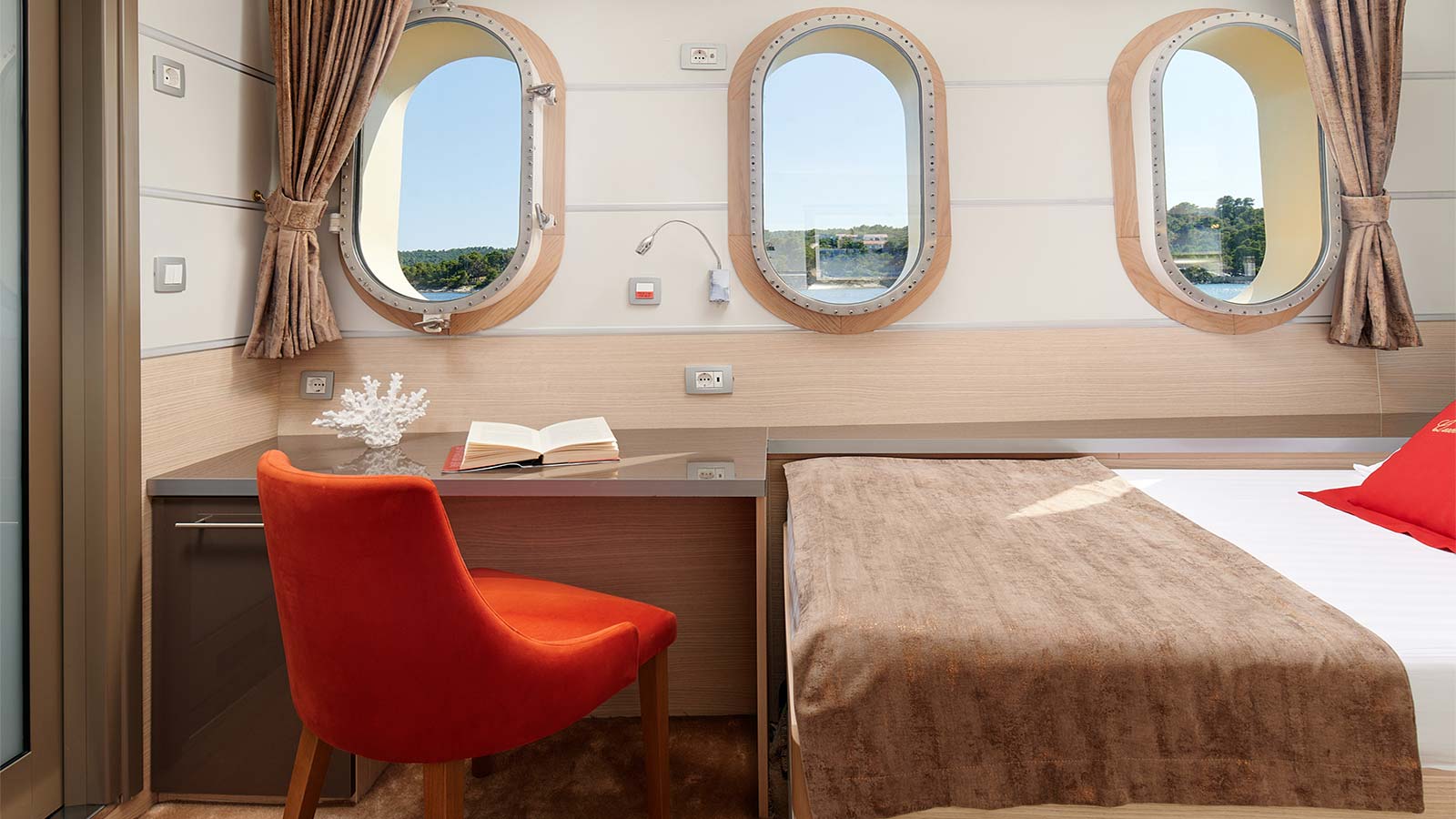 2018 Custom Built Queen Eleganza for charter (photo 9)