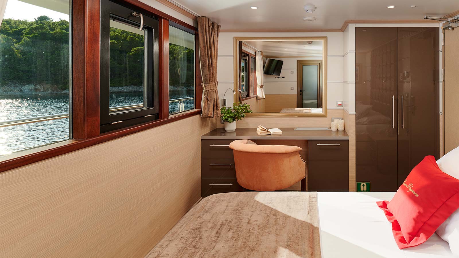 2018 Custom Built Queen Eleganza for charter (photo 10)