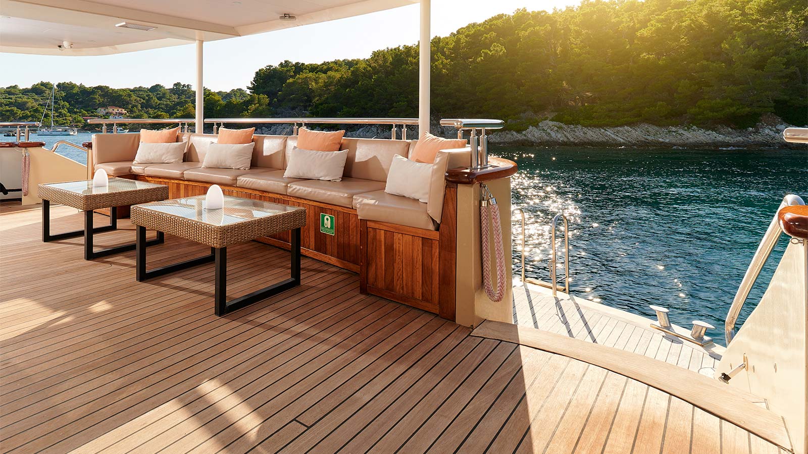 2018 Custom Built Queen Eleganza for charter (photo 14)