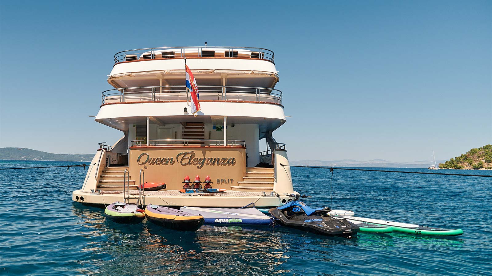 2018 Custom Built Queen Eleganza for charter (photo 21)