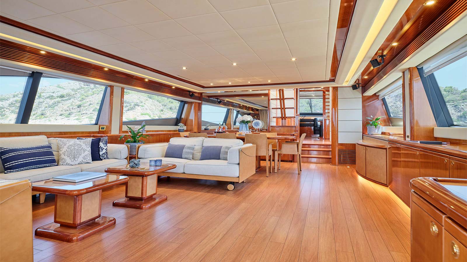 2004 Ferretti 880 a noleggio (photo 2)