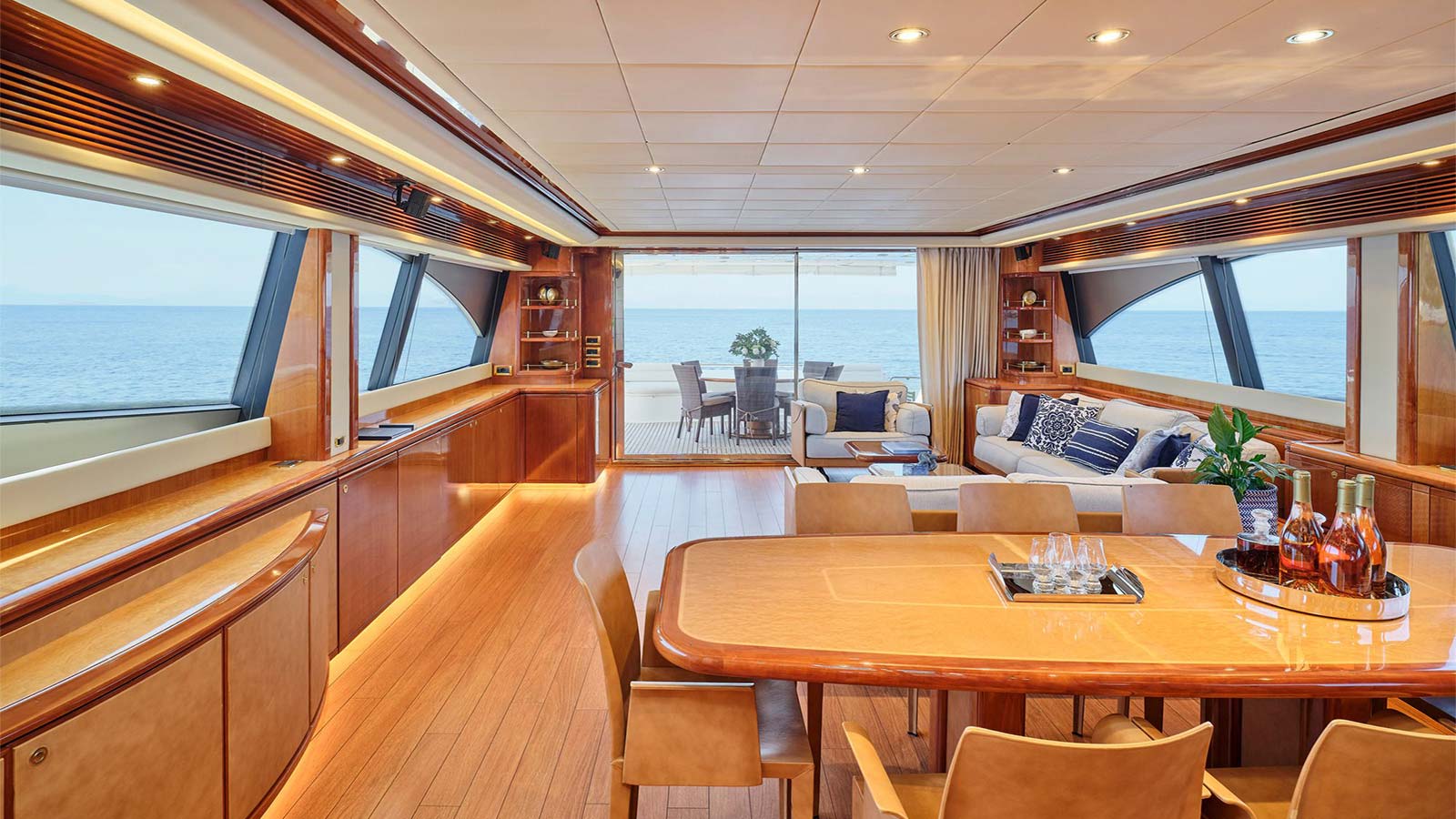 2004 Ferretti 880 a noleggio (photo 4)