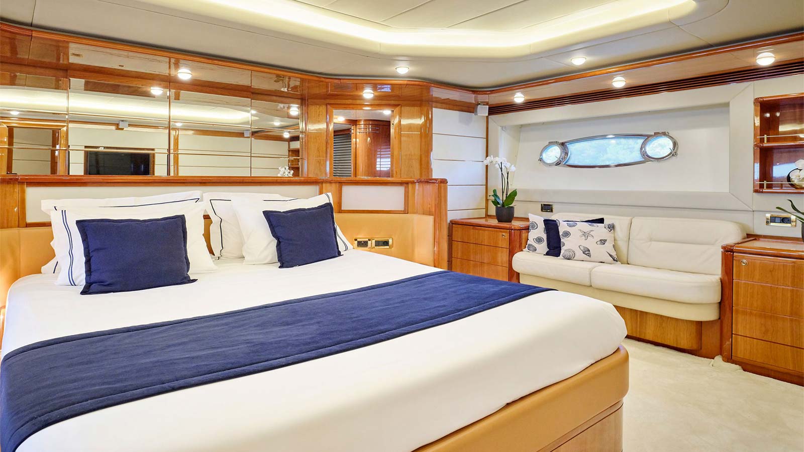 2004 Ferretti 880 a noleggio (photo 8)
