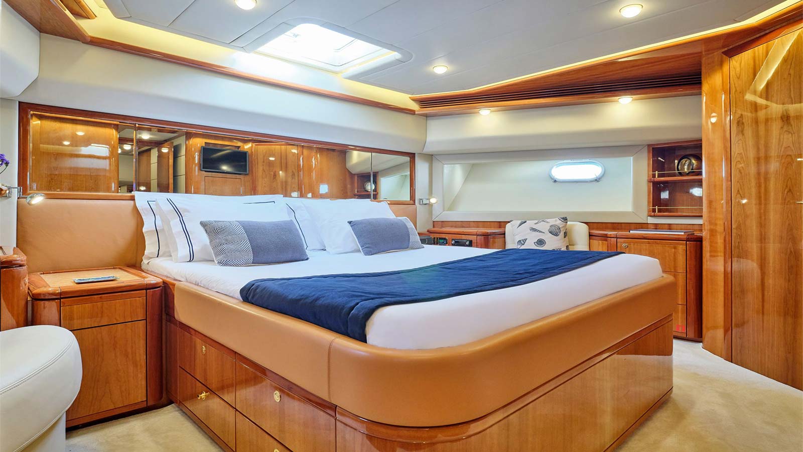 2004 Ferretti 880 a noleggio (photo 7)