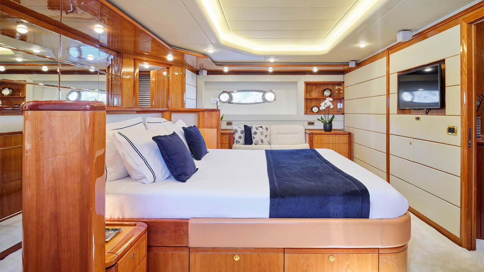 2004 Ferretti 880 a noleggio (photo 9)