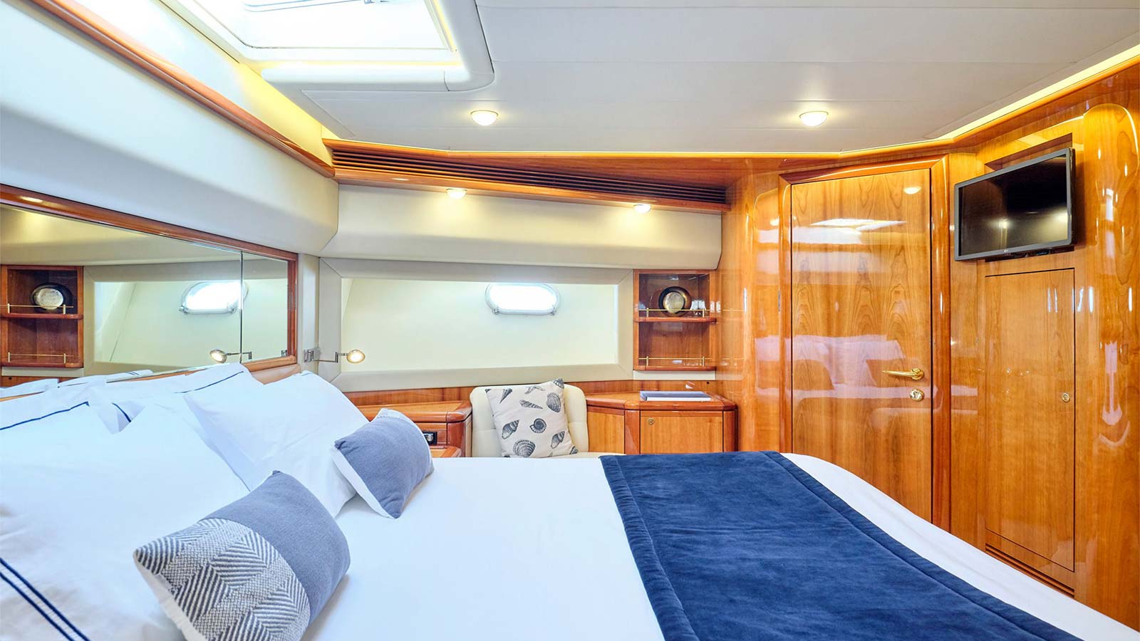 2004 Ferretti 880 a noleggio (photo 10)