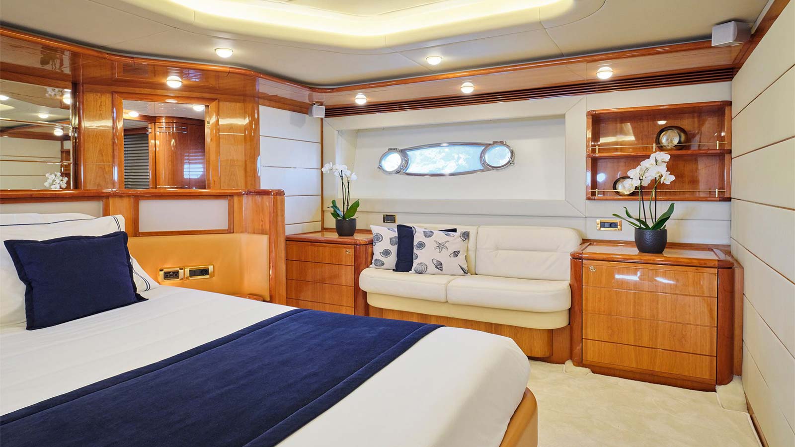 2004 Ferretti 880 a noleggio (photo 11)