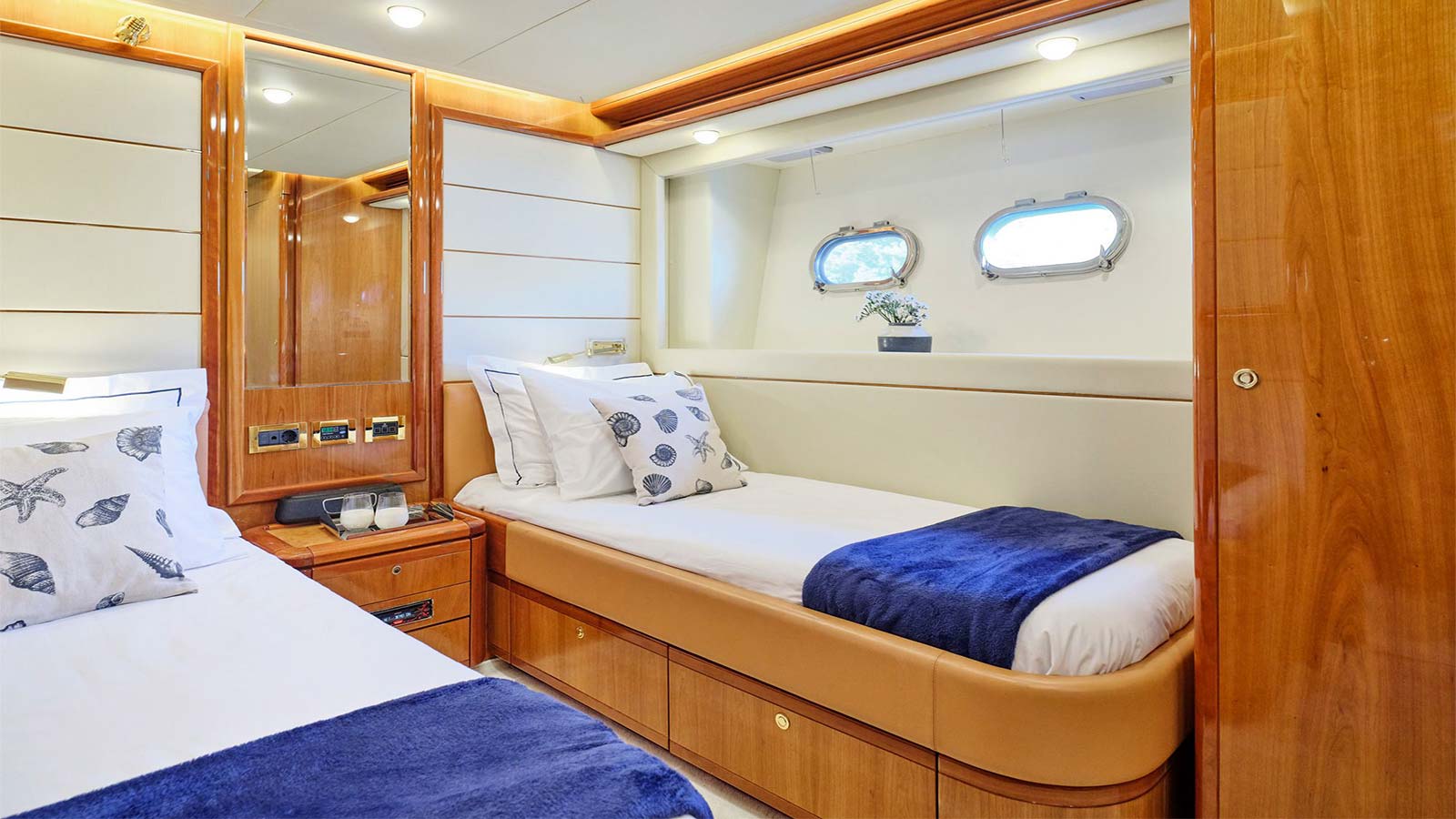 2004 Ferretti 880 a noleggio (photo 12)