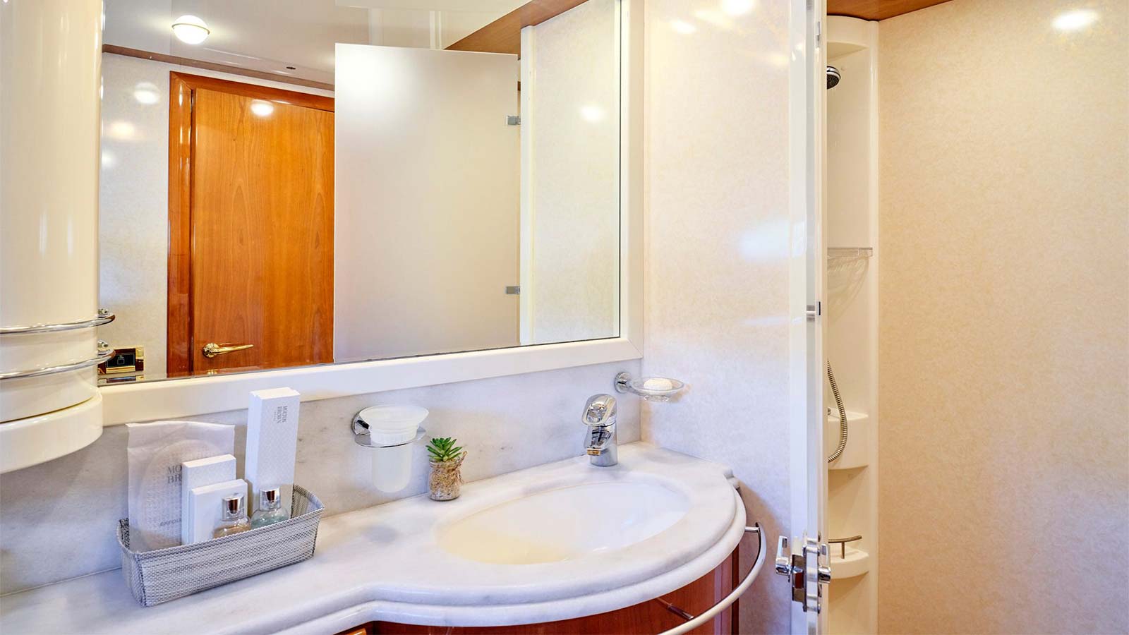 2004 Ferretti 880 a noleggio (photo 13)