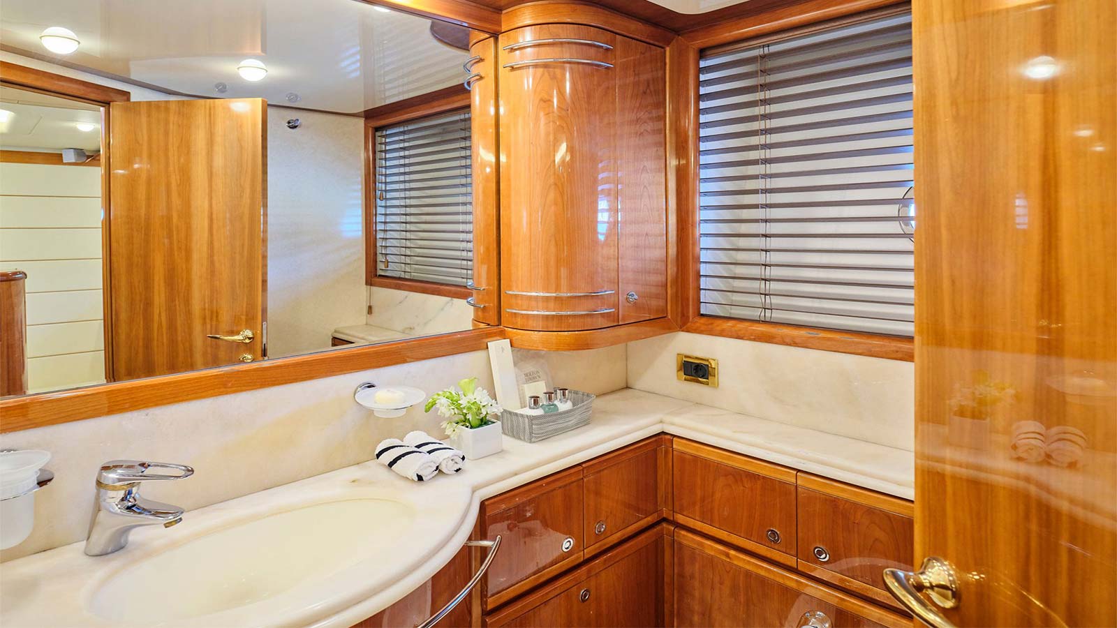 2004 Ferretti 880 a noleggio (photo 14)
