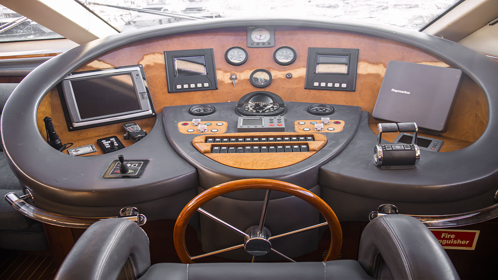 2005 Azimut Titan na czarter (photo 6)