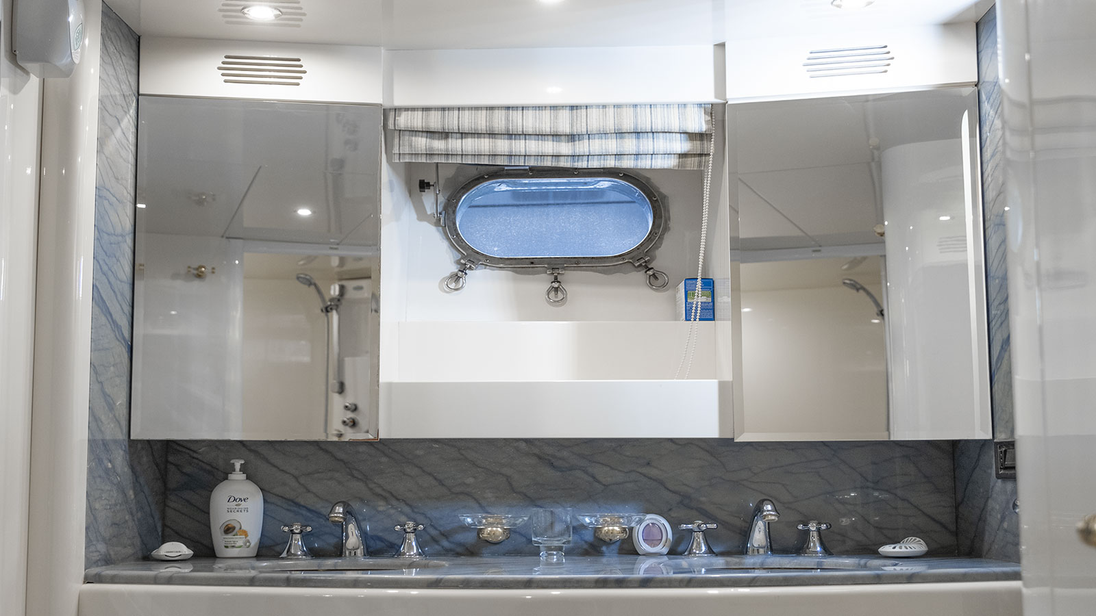 2005 Azimut Titan na czarter (photo 13)