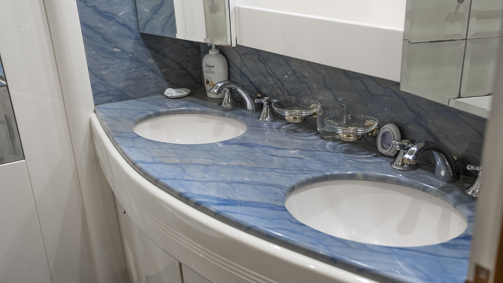 2005 Azimut Titan na czarter (photo 14)