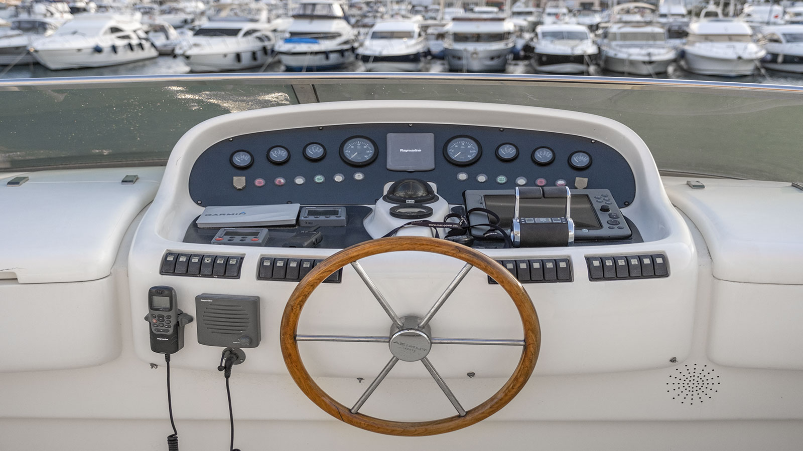 2005 Azimut Titan na czarter (photo 18)