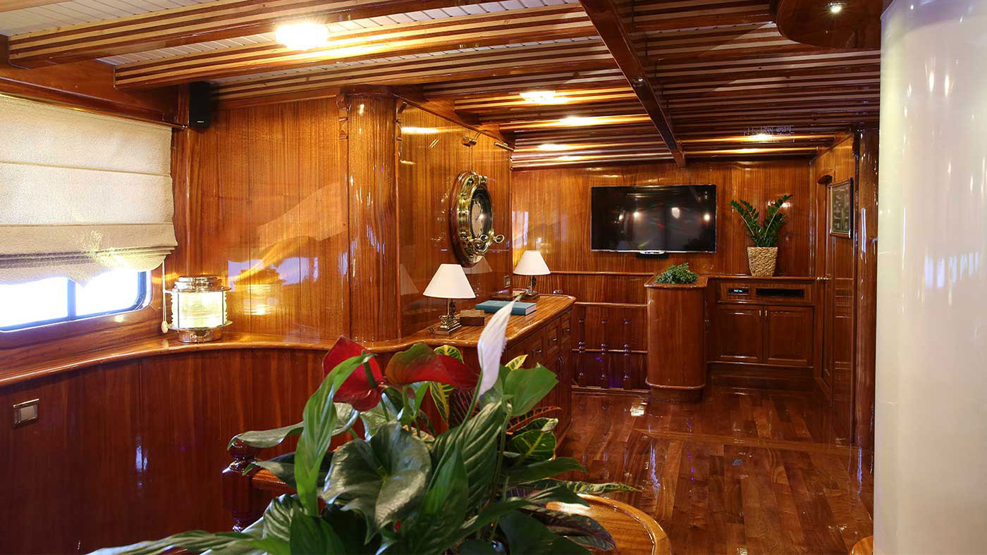 2014 Custom Built Queen Atlantis for charter (photo 5)