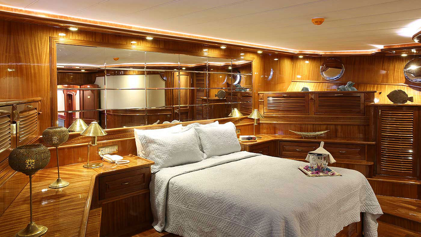 2014 Custom Built Queen Atlantis for charter (photo 7)
