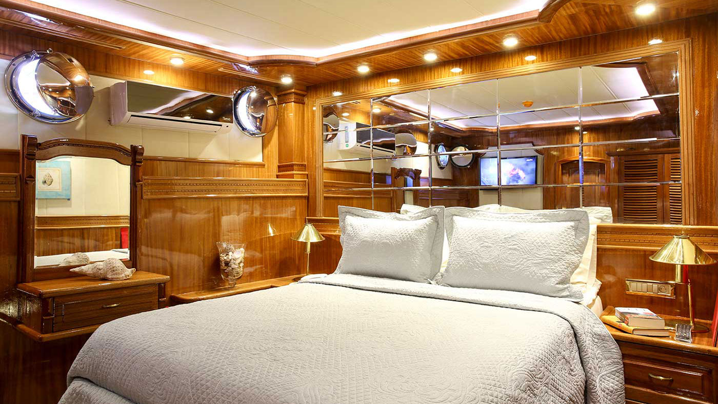 2014 Custom Built Queen Atlantis for charter (photo 10)