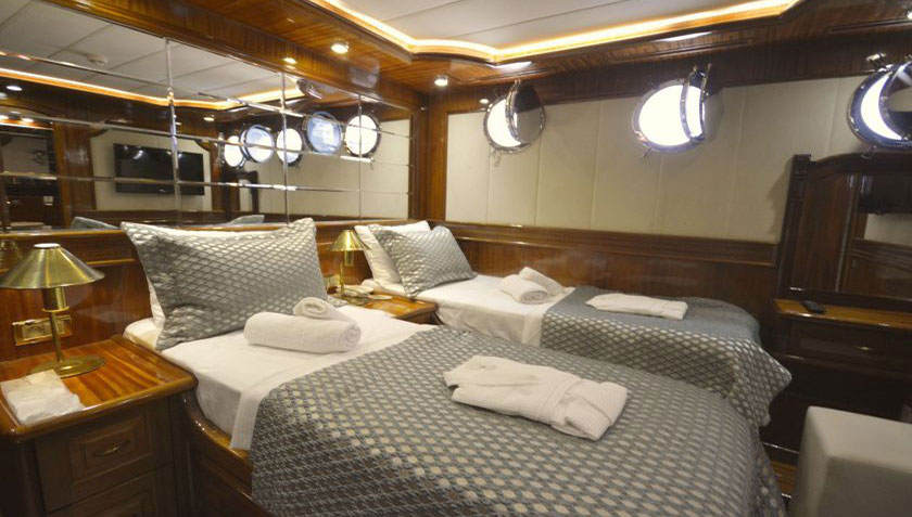 2014 Custom Built Queen Atlantis for charter (photo 15)