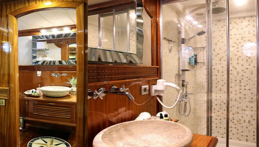 2014 Custom Built Queen Atlantis for charter (photo 16)