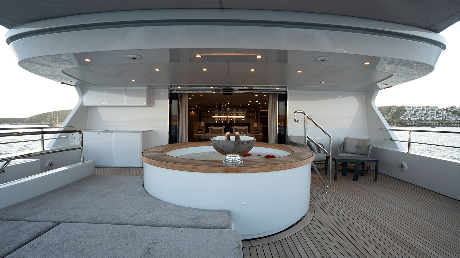 2023 Custom Built Princess Melda zu chartern (photo 26)