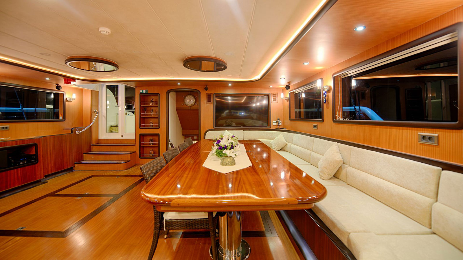 2019 Custom Built Queen of Salmakis te huur (photo 3)