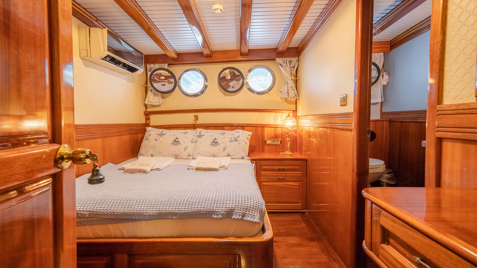 2013 Custom Built Admiral zu chartern (photo 11)